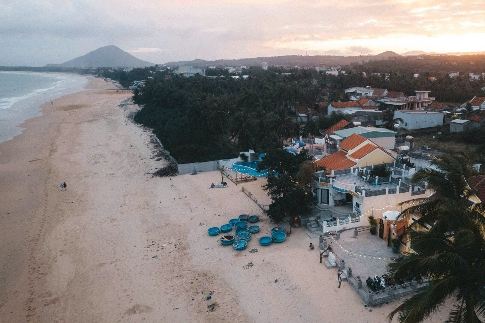 Khách Việt săn tour 30/4 từ sớm, giá combo du lịch Phú Quốc giảm bất ngờ Vo Chong Viet Kieu My Me Lang Chai O Dak Lak Xay Lien 3 Can Homestay Chua Lanh 2354