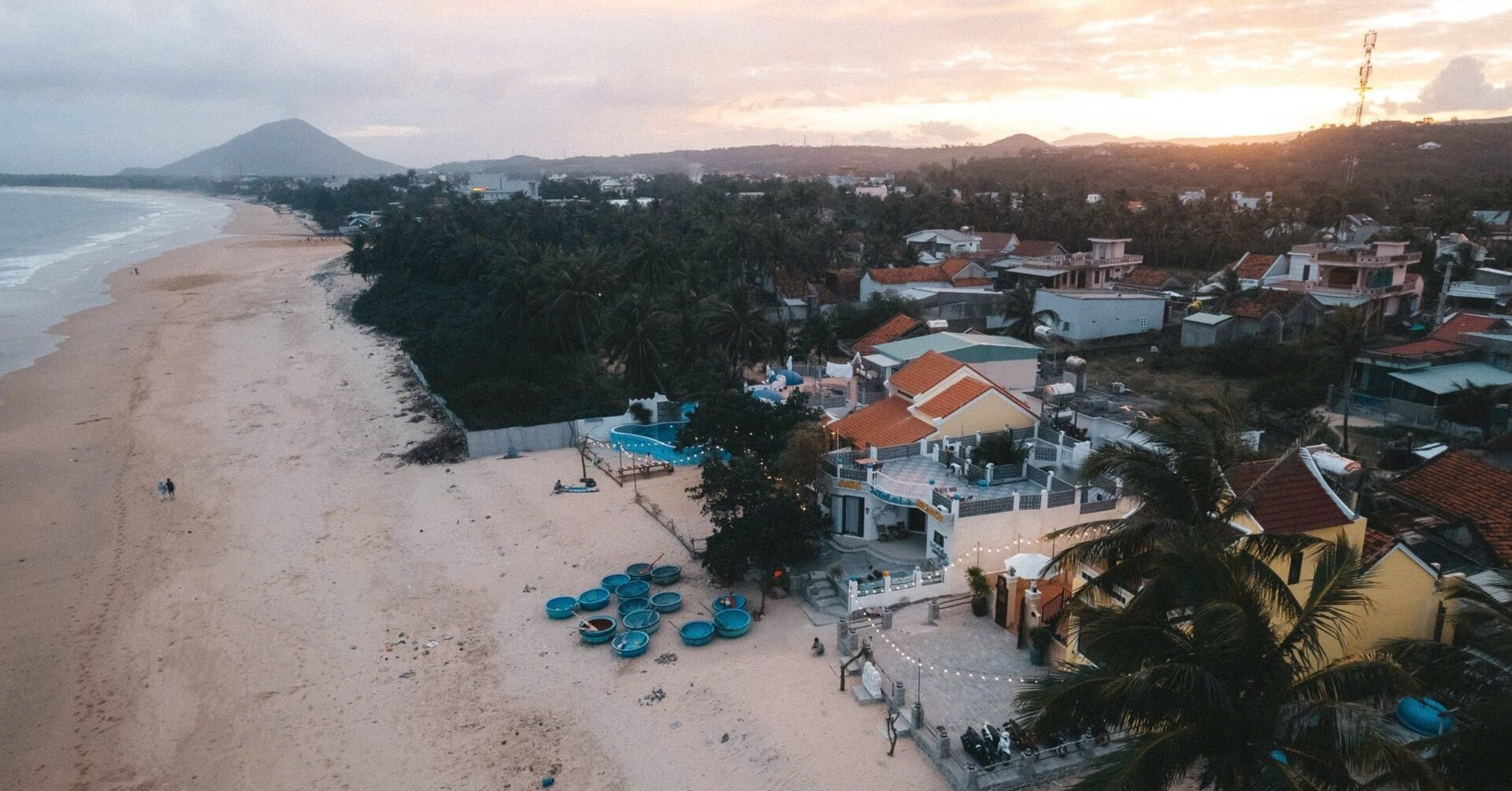 Vợ chồng Việt kiều Mỹ mê làng chài ở Đắk Lắk, xây liền 3 căn homestay chữa lành