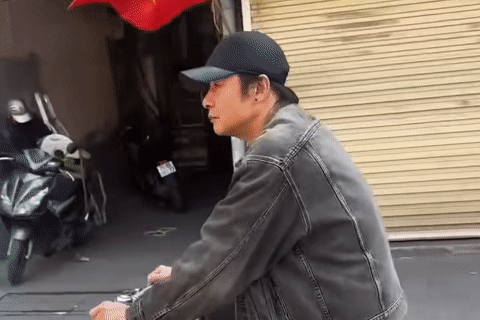 Xăng tăng giá Võ Hoài Nam đạp xe đi làm, Lệ Quyên tặng quà cho bạn trai kém 12 tuổi