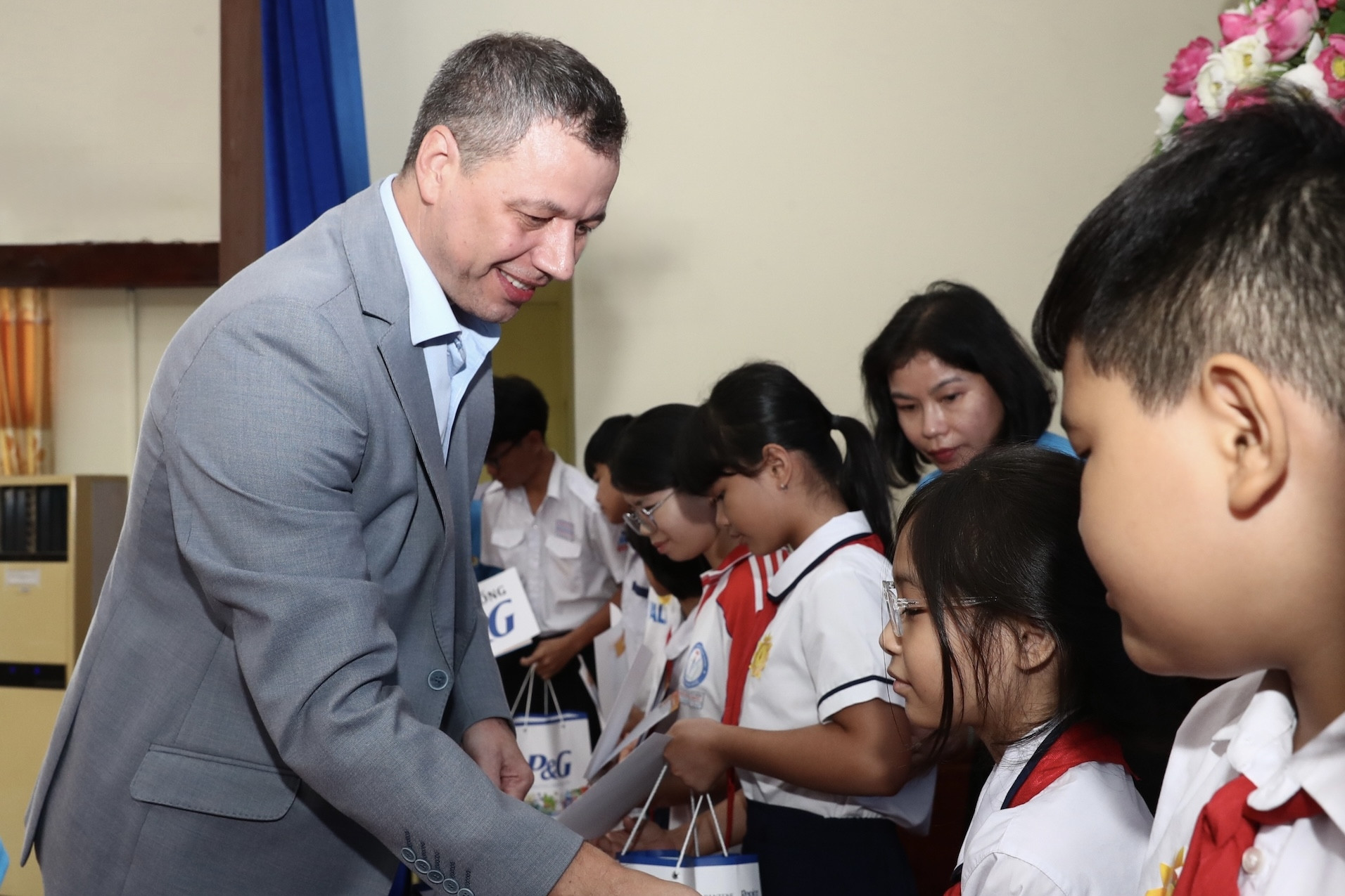 150 học sinh hiếu học vượt khó ở TPHCM nhận học bổng Nguyễn Đức Cảnh