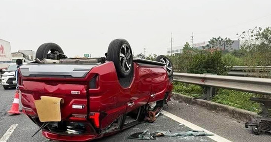 Bản tin trưa 11/3: Ô tô con lật ngửa trên cao tốc