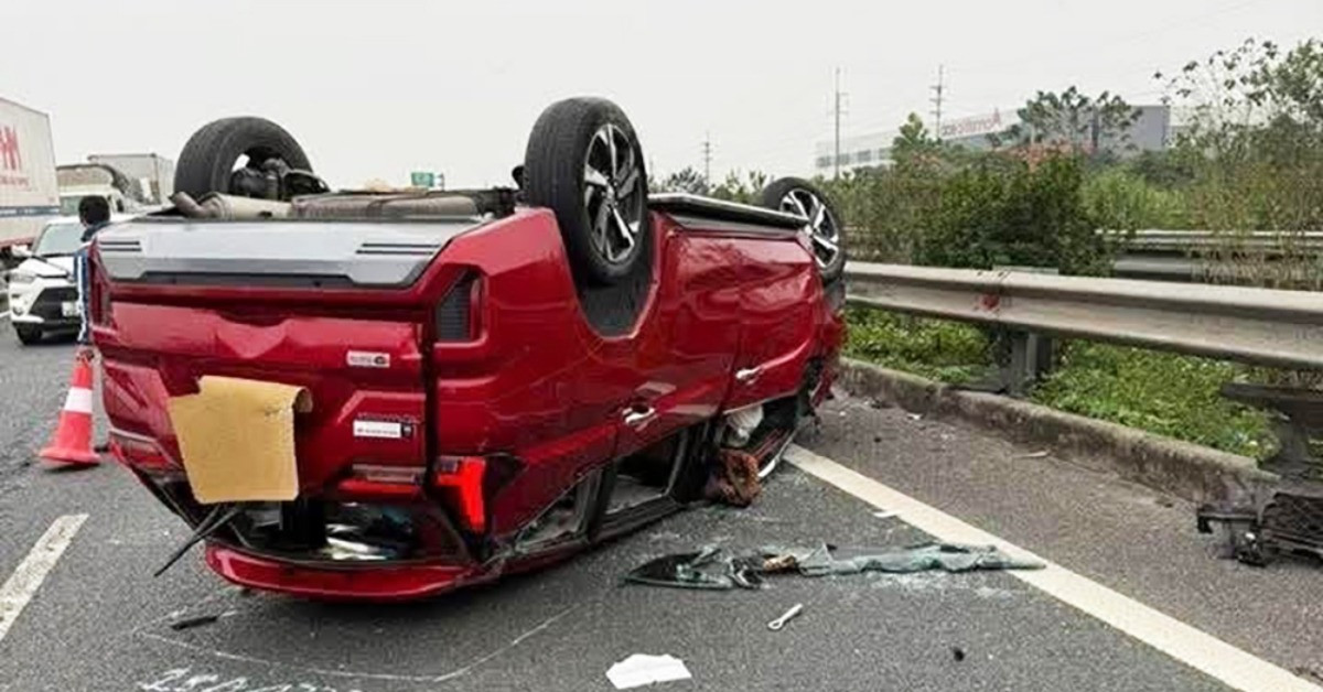 Ô tô con lật ngửa trên cao tốc