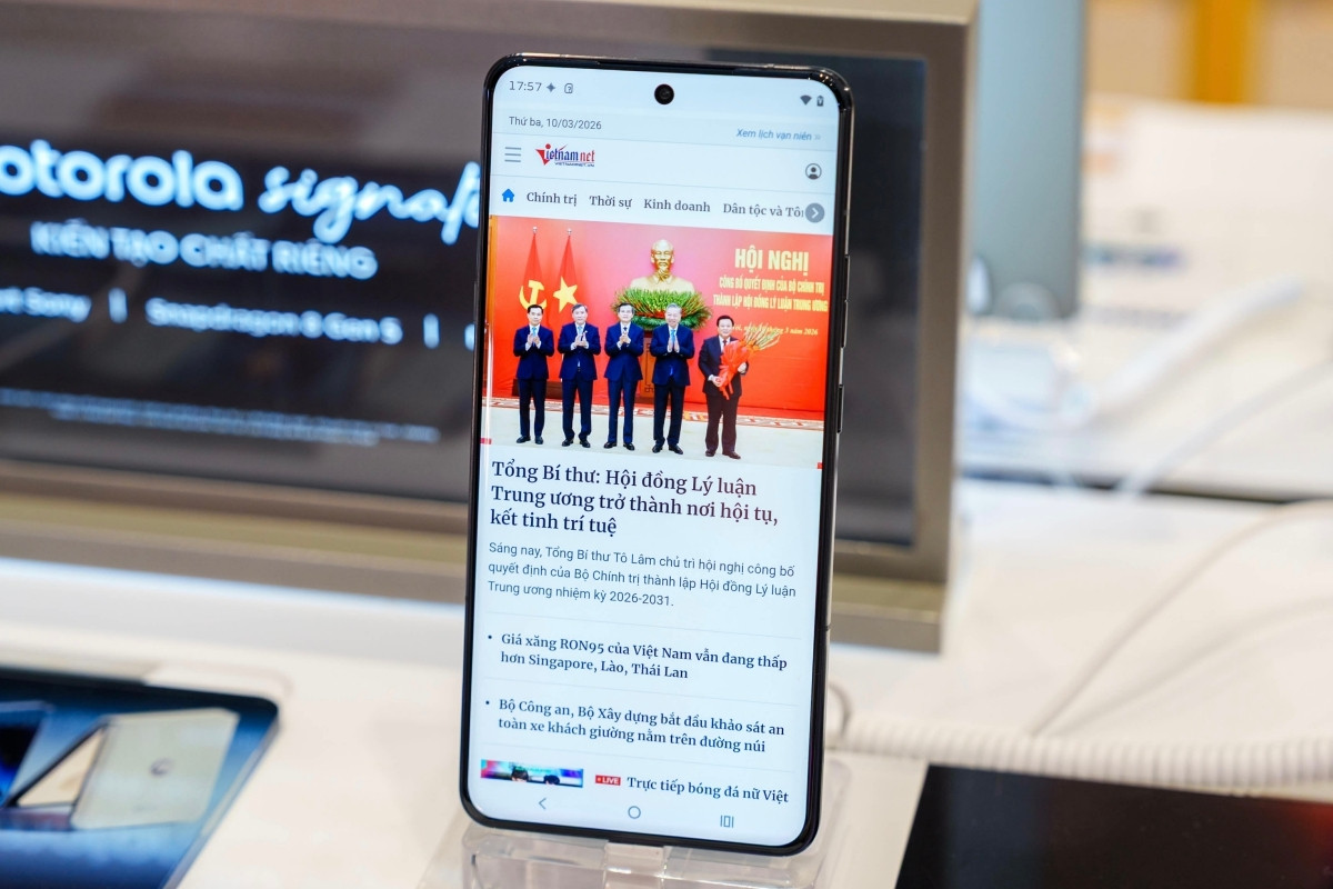 Ảnh thực tế Signature, smartphone cao cấp giá 23 triệu đồng Motorola vừa ra mắt