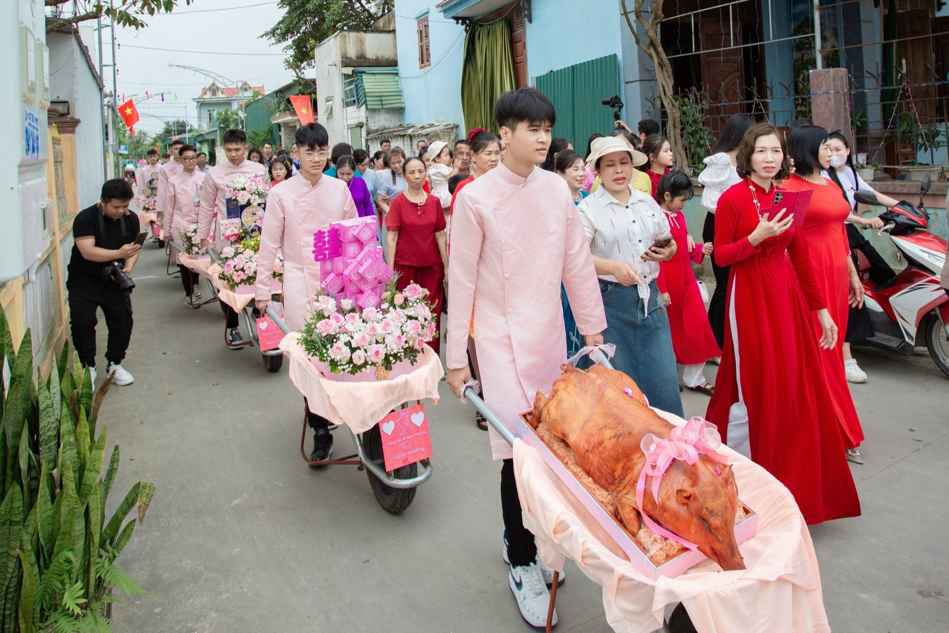 Chú rể Thanh Hóa đến ăn hỏi bằng 9 xe rùa, bố mẹ cô dâu reo hò vì 'lạ'