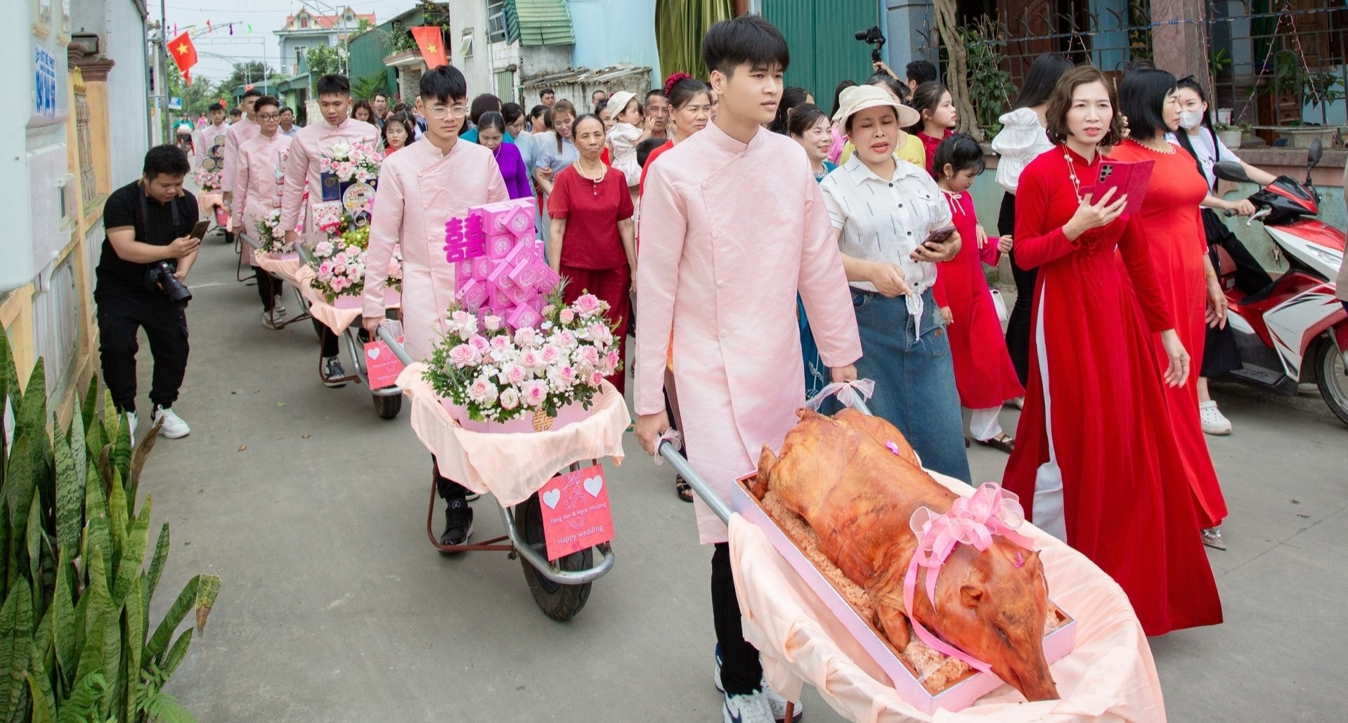 Chú rể Thanh Hóa đến ăn hỏi bằng 9 xe rùa, bố mẹ cô dâu reo hò vì 'lạ'