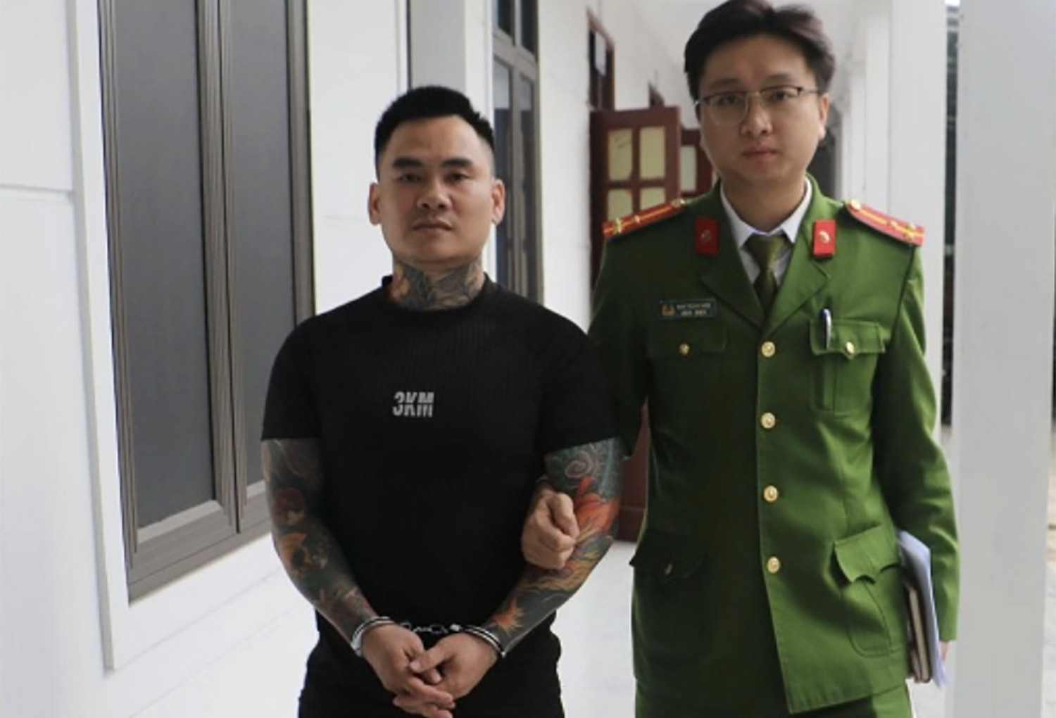 Đi bộ ngang quán cà phê, người đàn ông cầm dao xông vào chém người