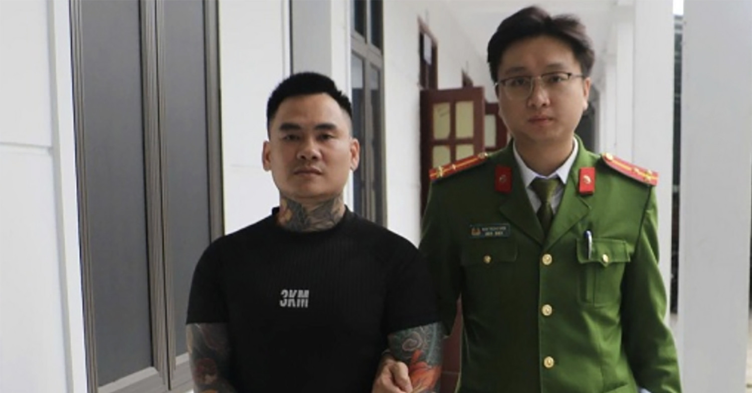 Người đàn ông cầm dao xông vào quán cà phê chém người khi đang đi bộ ngang qua