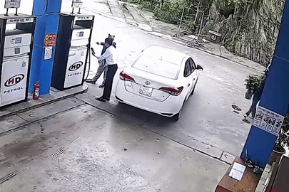 Đi đổ xăng, người đàn ông trên ô tô tranh thủ 