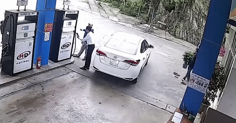 Đi đổ xăng, người đàn ông trên ô tô tranh thủ 'bê luôn' chậu cây cảnh