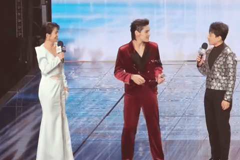 Diễn viên Hướng Tá lên tiếng sau khi đá vào mặt MC trên sân khấu