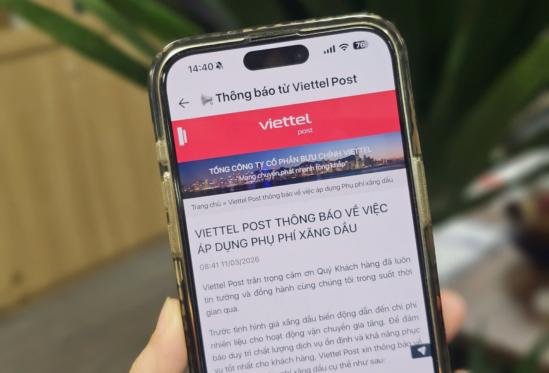 Giá xăng dầu tăng cao, doanh nghiệp chuyển phát thu phụ phí 5-17%