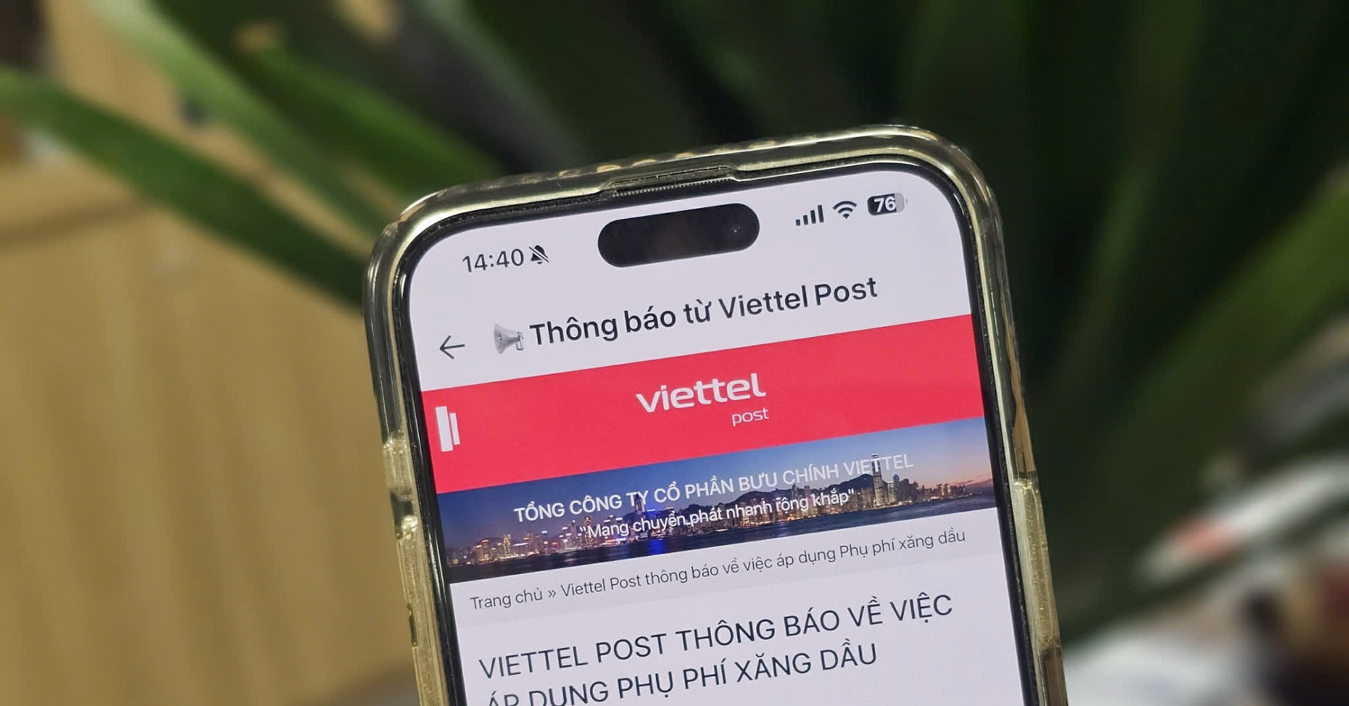 Giá xăng dầu tăng cao, doanh nghiệp chuyển phát thu phụ phí 5-17%