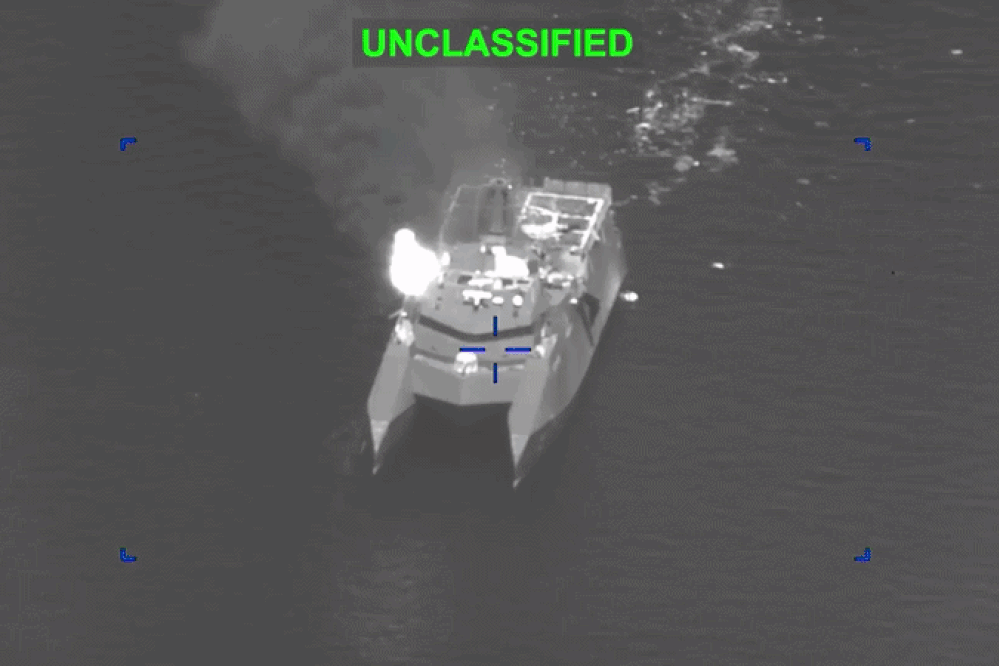 Giây phút tàu hộ vệ Shahid Soleimani của Iran bị Mỹ tập kích giữa biển