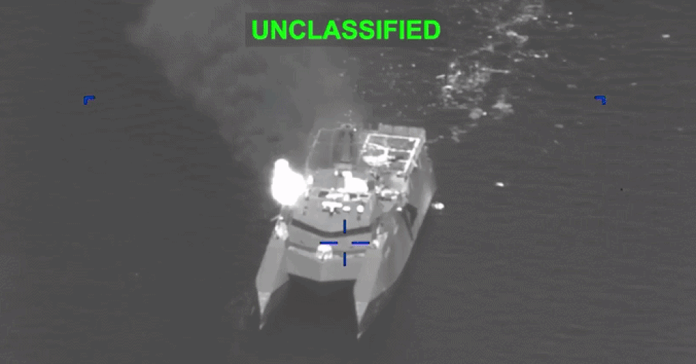 Giây phút tàu hộ vệ Shahid Soleimani của Iran bị Mỹ tập kích giữa biển