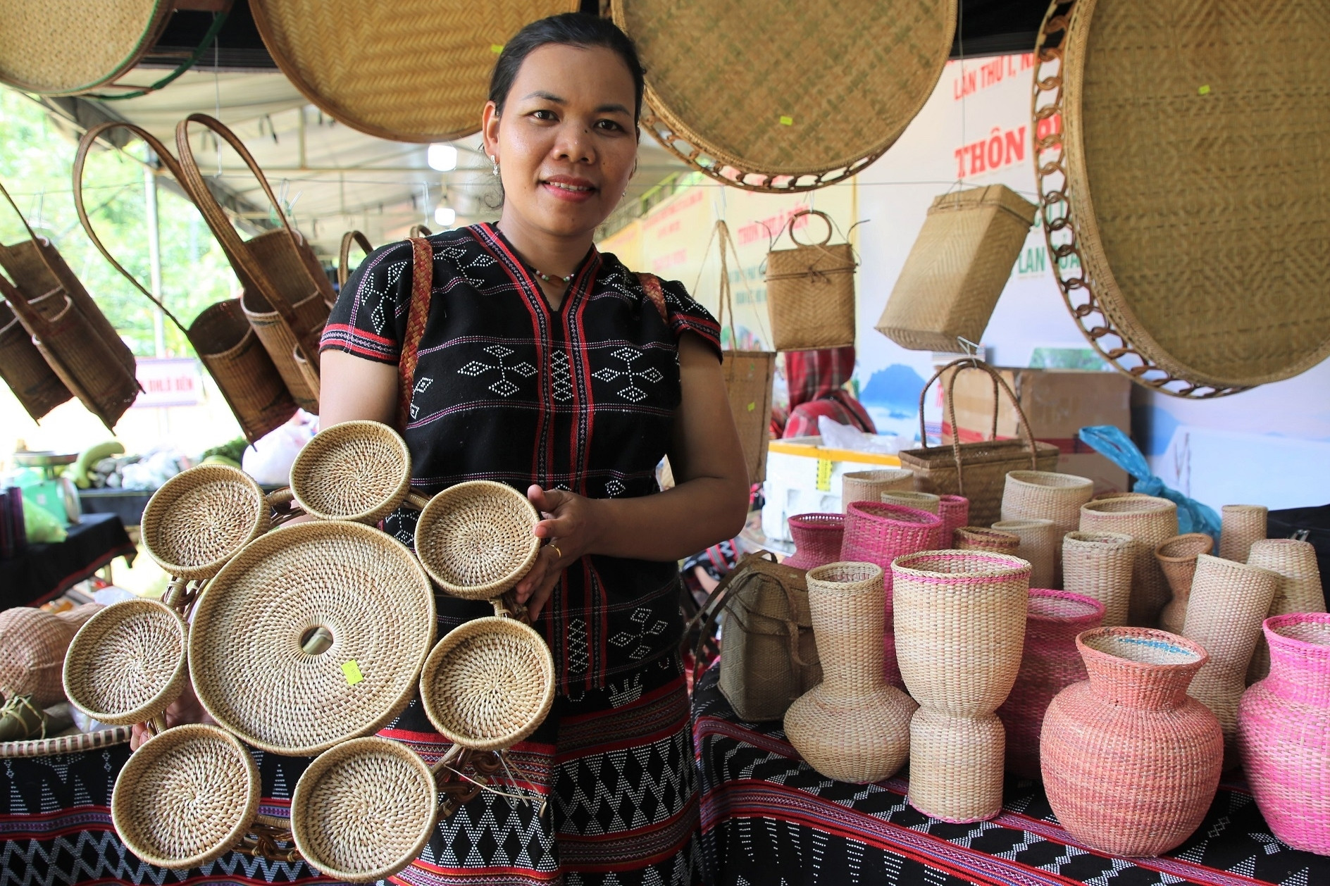 Giữ nghề truyền thống, người Cơ Tu tìm sinh kế mới