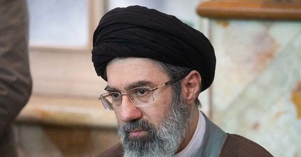 Iran nói lãnh tụ tối cao ‘vẫn an toàn’, tàu đi qua eo biển Hormuz bị tập kích