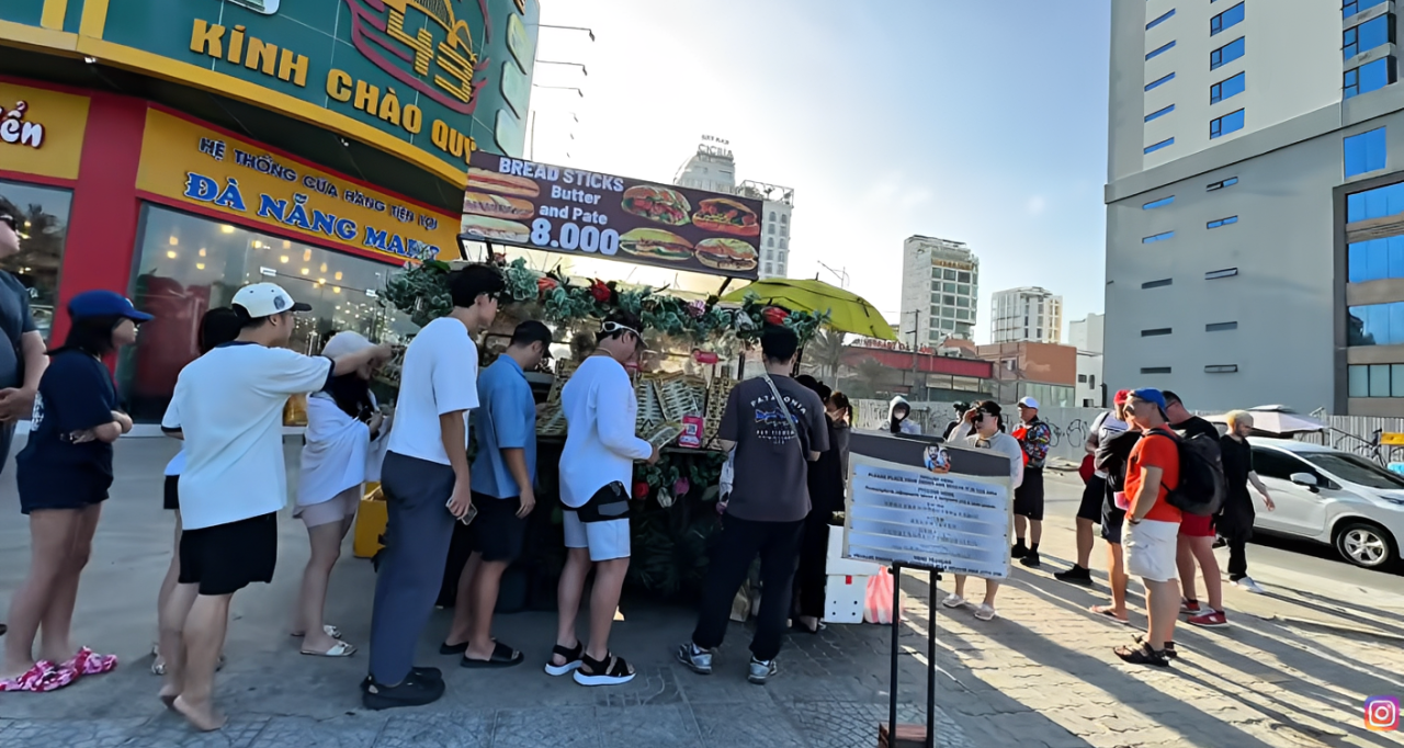 Khách Tây xếp hàng, chờ 40 phút mua bánh mì giá 70 nghìn ở vỉa hè Đà Nẵng
