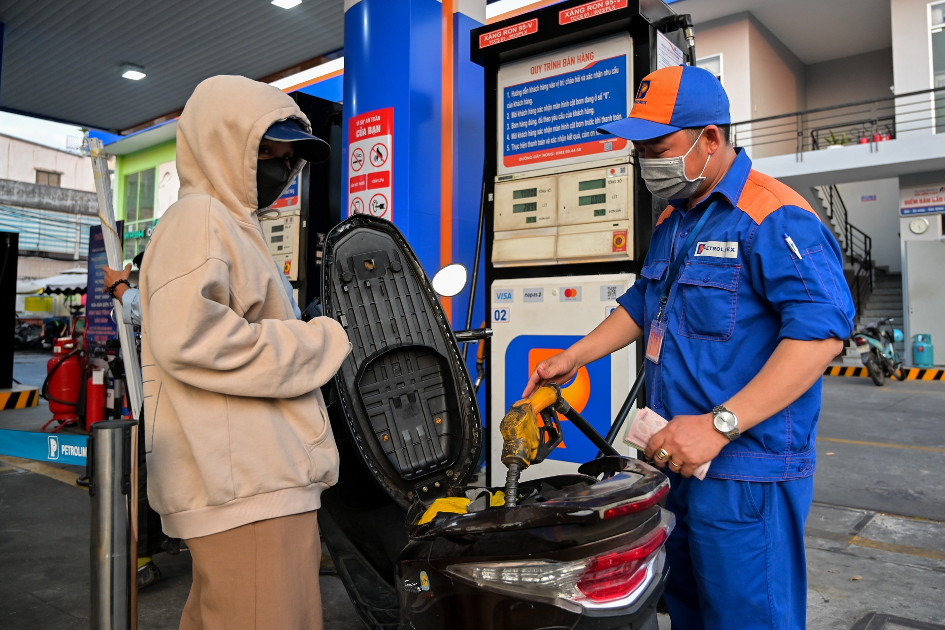 Giá xăng lại tăng vượt 29.000 đồng/lít, xả mạnh quỹ bình ổn