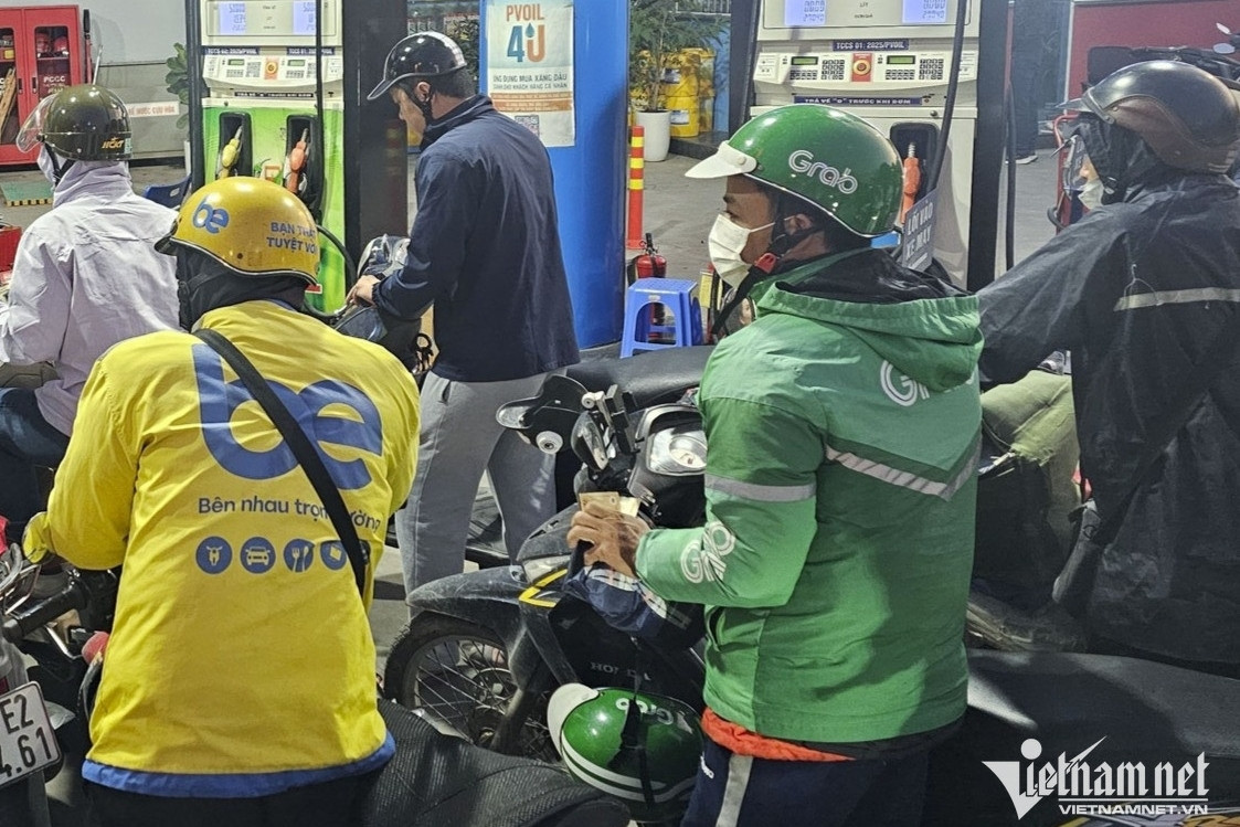 Bản tin sáng 11/3: Giá xăng tăng vượt 29.000 đồng/lít, tài xế công nghệ méo mặt