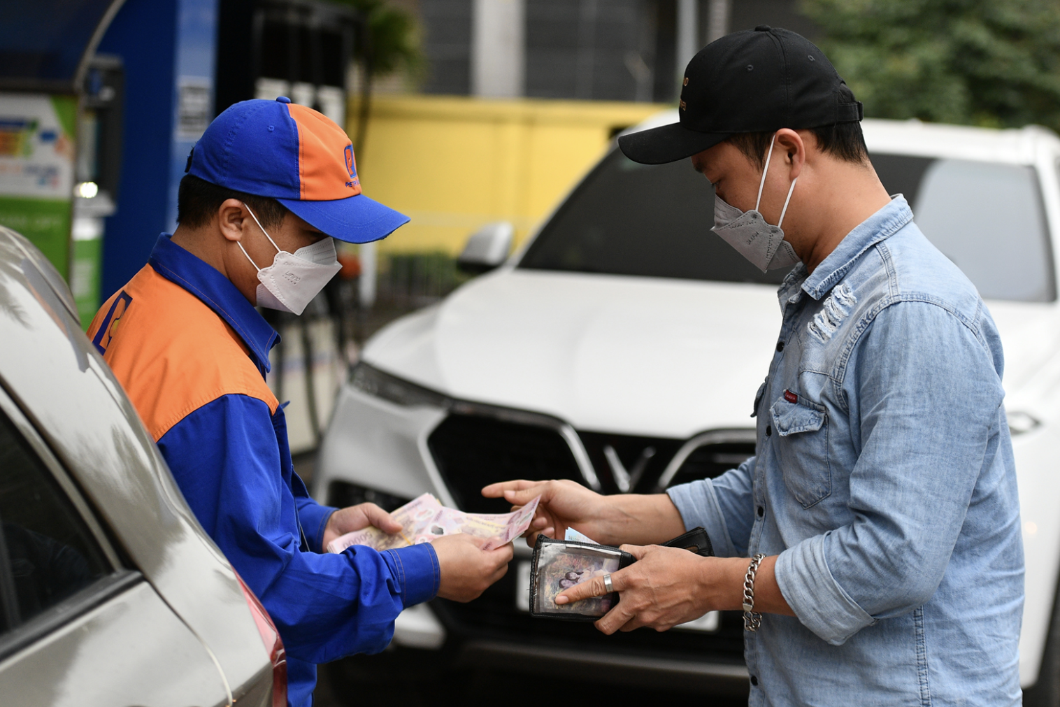 Giá xăng hơn 29.000 đồng/lít, thuế và chi phí chiếm khoảng 30%