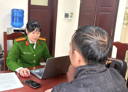 Lực lượng chức năng làm việc với P.V.T chủ trang Facebook “BEAT Từ Sơn”..jpg