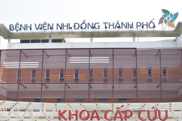 Nam sinh rơi vào tình thế nguy hiểm khi nằm võng ăn bánh