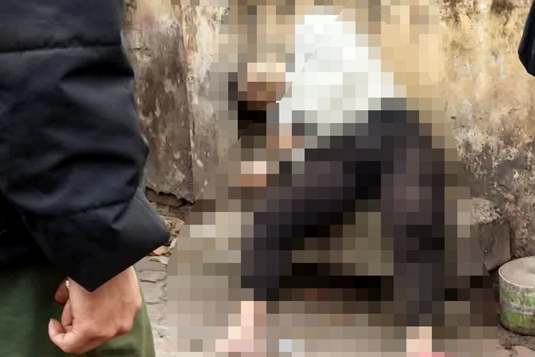 Người đàn ông nghi đột tử cạnh tường rào ga Giáp Bát