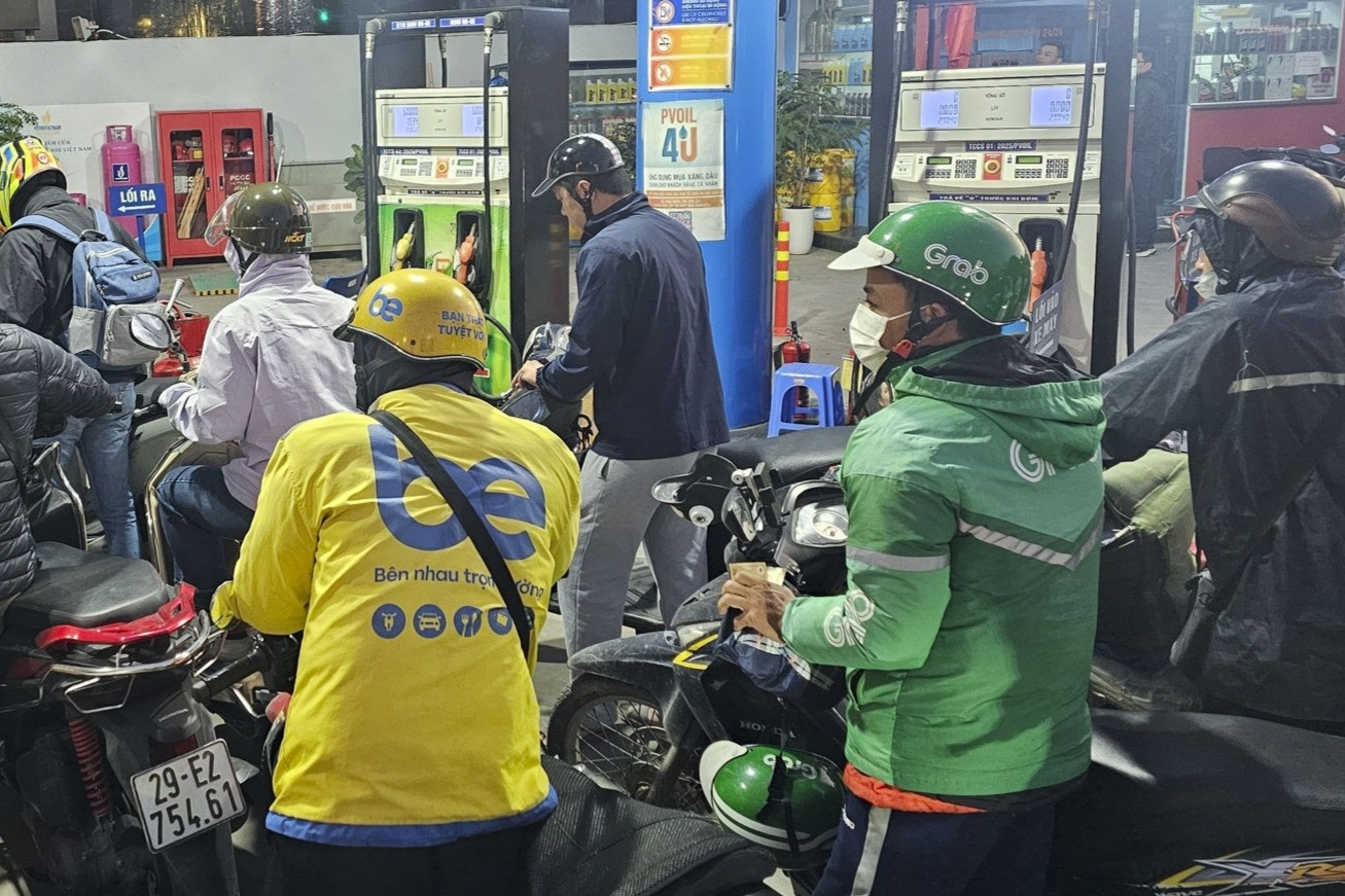 Tài xế xe công nghệ méo mặt trước cú sốc tăng giá xăng, hãng tung phao cứu sinh