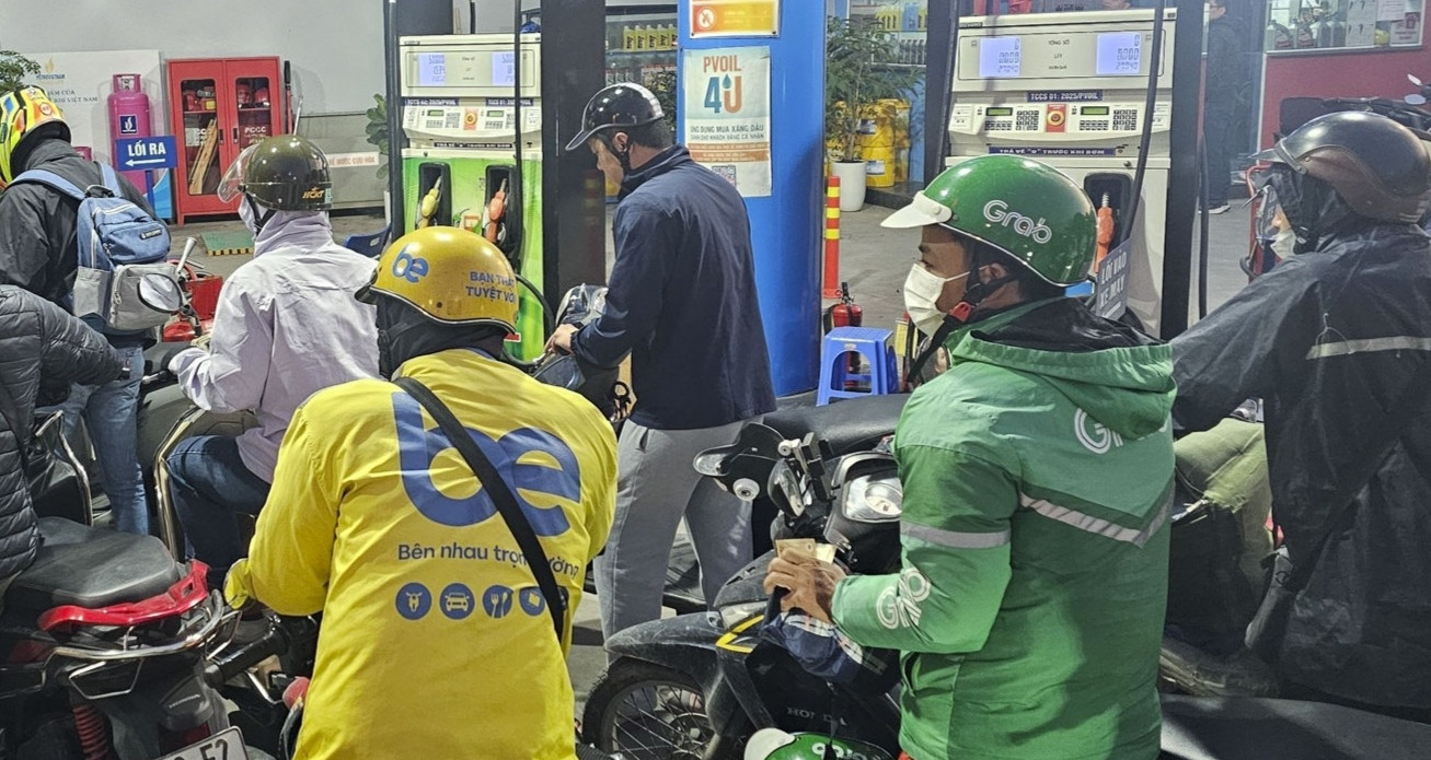 Tài xế xe công nghệ méo mặt trước cú sốc tăng giá xăng, hãng tung phao cứu sinh