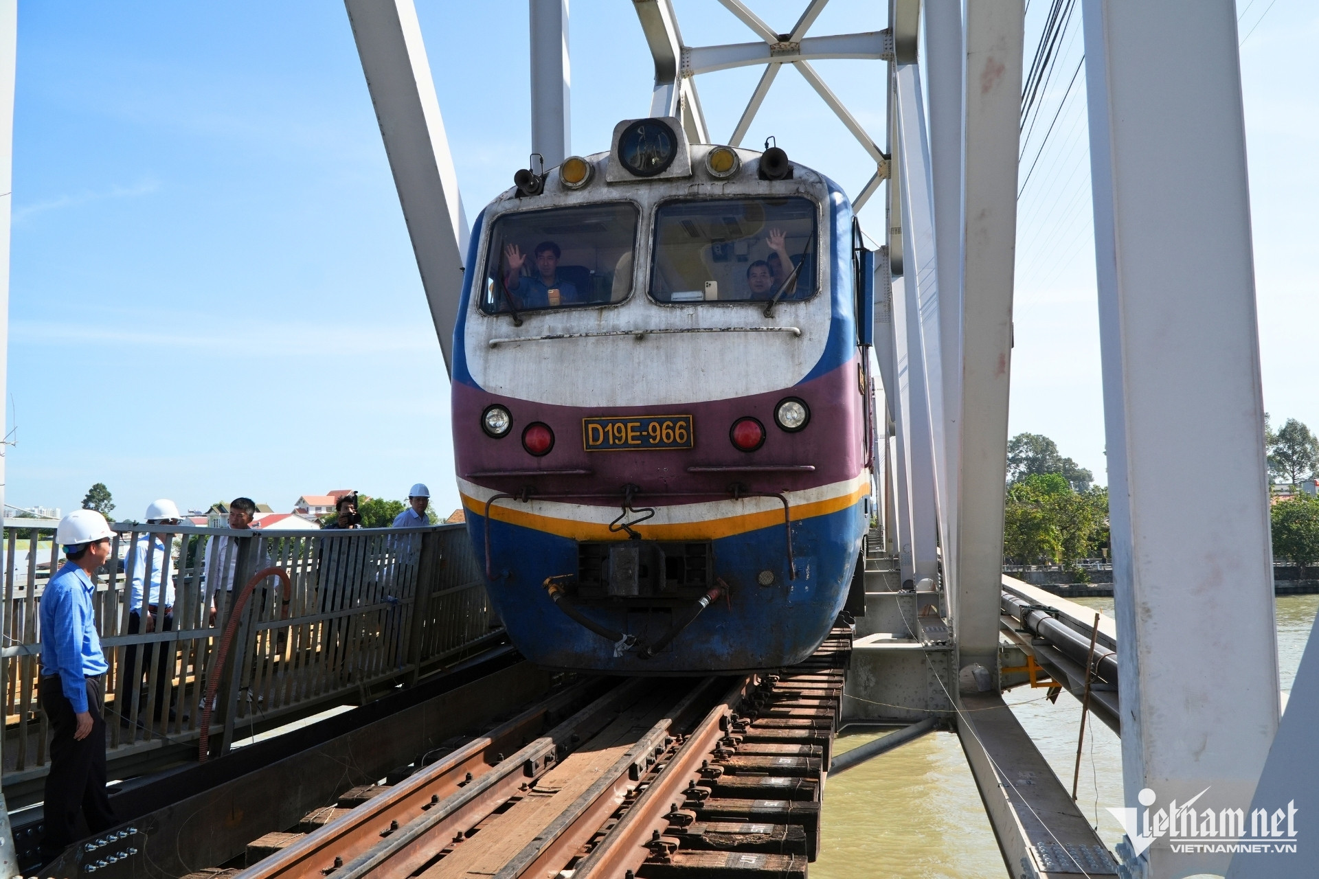 Thông tàu qua cầu Ghềnh, ra mắt Trung tâm chỉ huy xử lý tình huống khẩn cấp