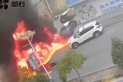 Tình huống thoát hiểm khó hiểu của tài xế khiến chiếc SUV bốc cháy