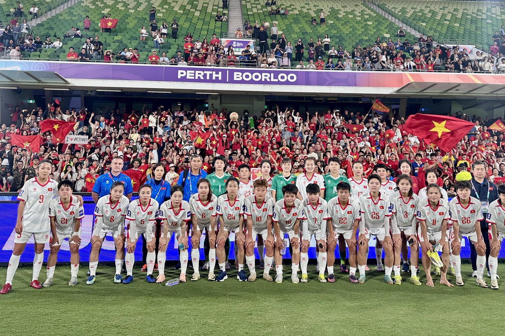 Tuyển nữ Việt Nam về nước, VFF tìm người thay HLV Mai Đức Chung