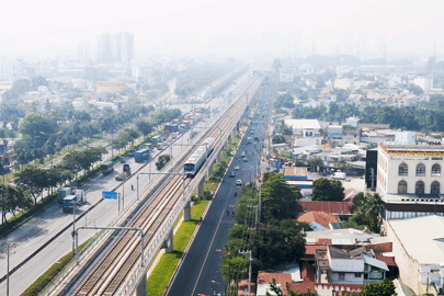 Vật giá leo thang, nhiều người trẻ chọn đi làm bằng tàu điện tiết kiệm chi phí