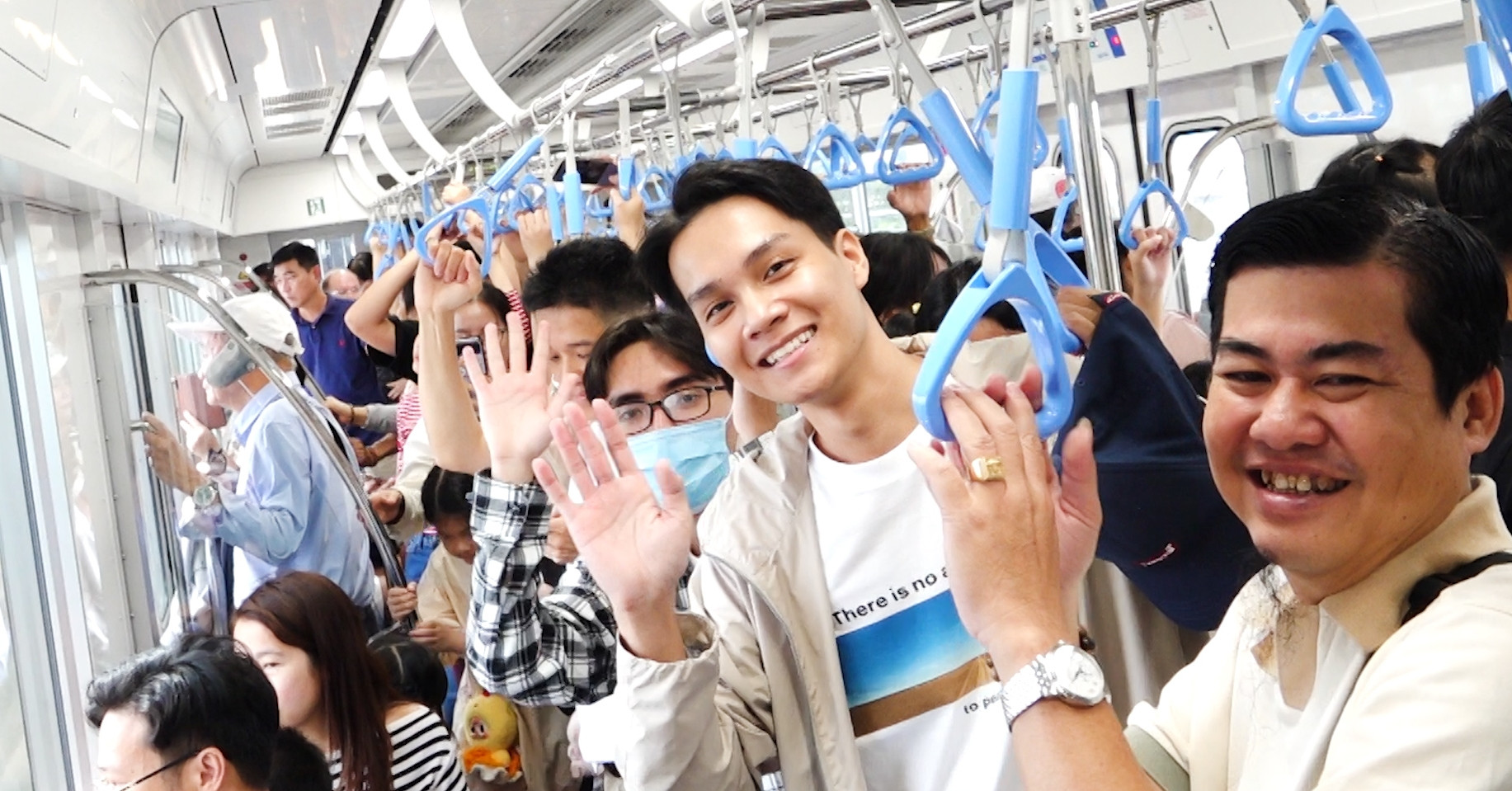 Vật giá leo thang, nhiều người trẻ chọn đi làm bằng tàu điện tiết kiệm chi phí