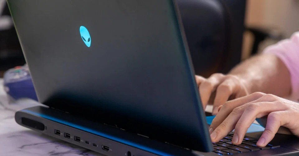 Xăng dầu tăng giá do xung đột Trung Đông khiến người mua laptop thêm khốn khổ