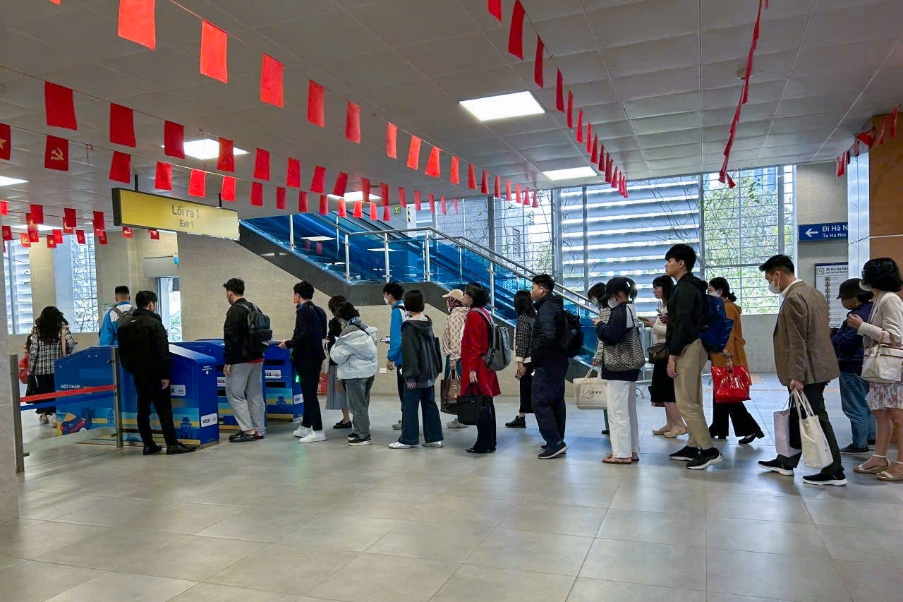 Xăng tăng giá liên tục, người Hà Nội bỏ xe cá nhân, ùn ùn đi tàu điện