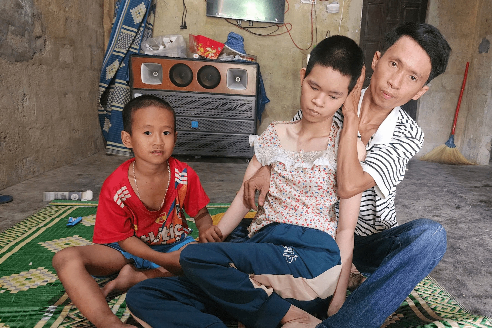 Xin giúp người cha phụ hồ 17 năm gồng gánh nuôi 3 con bệnh tật