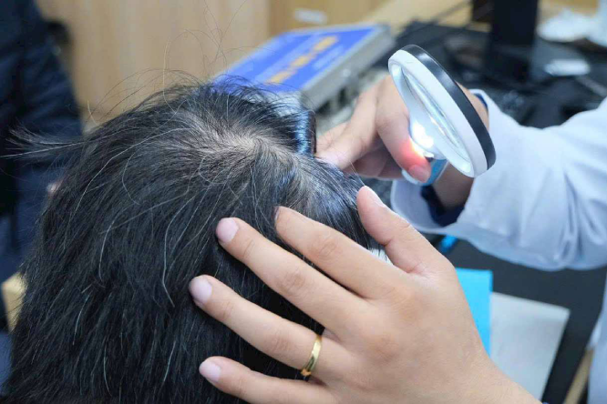 3 đen - 2 đỏ giúp người trẻ ngăn 'cơn bão' tóc bạc