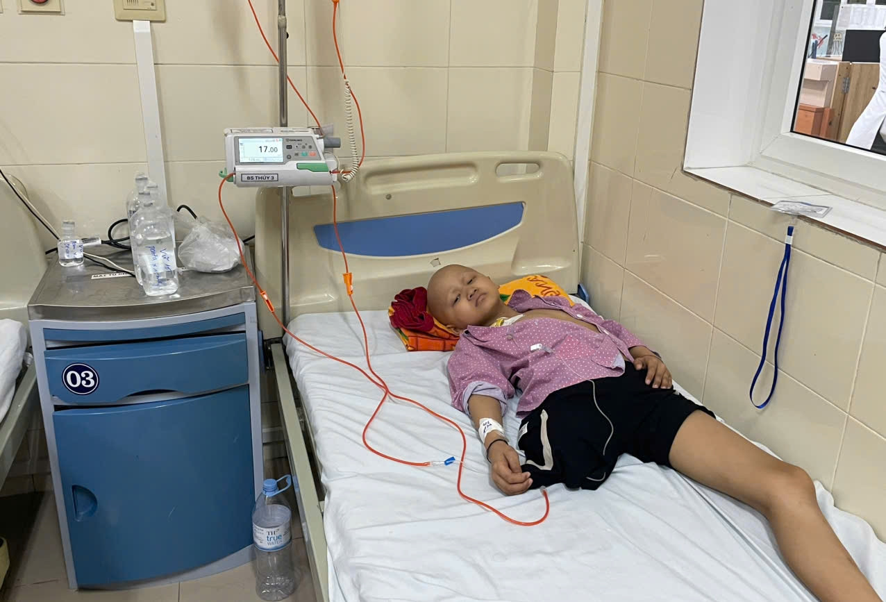 Bé trai dân tộc Thái mất một chân vì ung thư xương, gia đình xoay xở gánh nợ