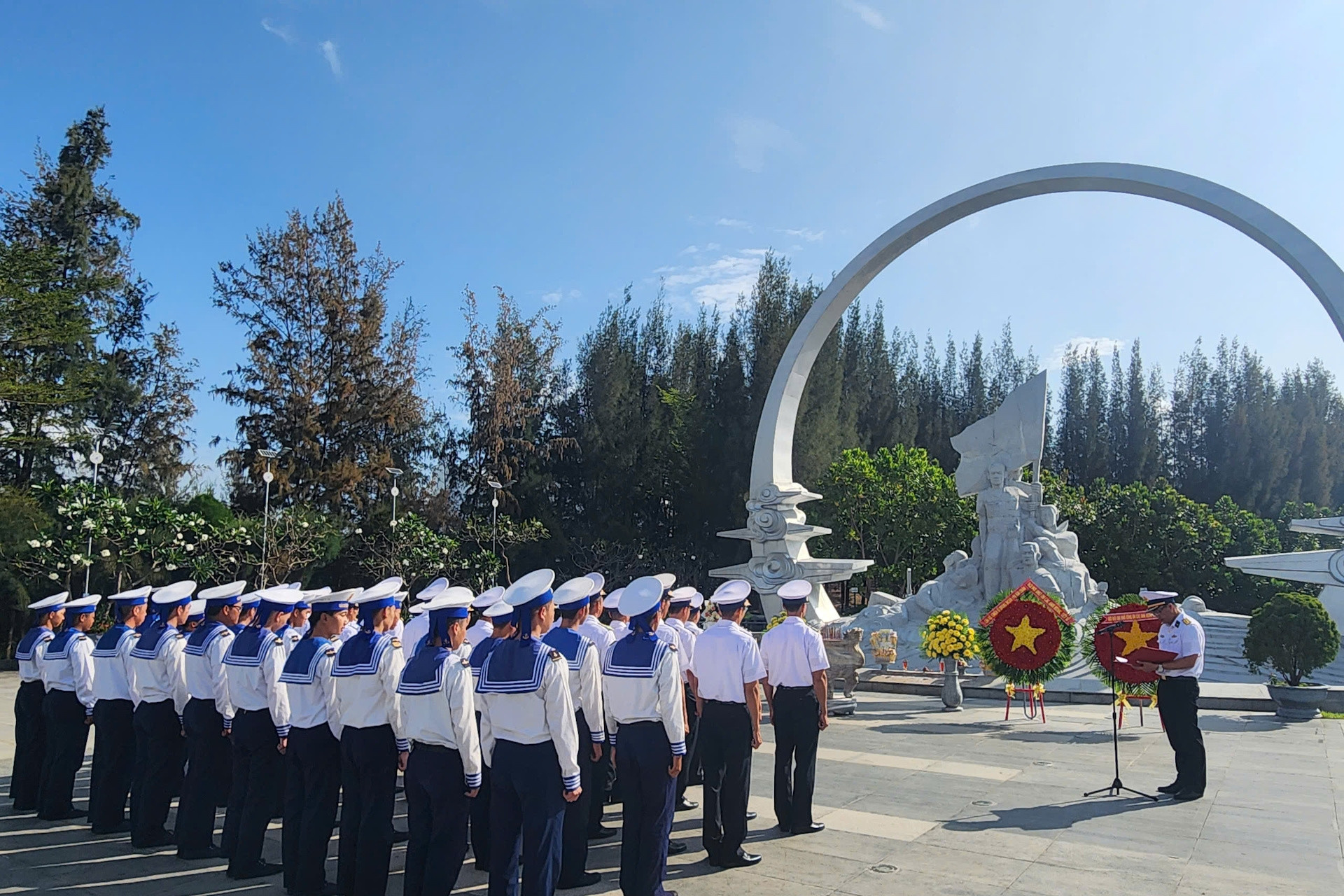 Bộ đội tàu ngầm tưởng niệm 64 liệt sĩ trận chiến Gạc Ma