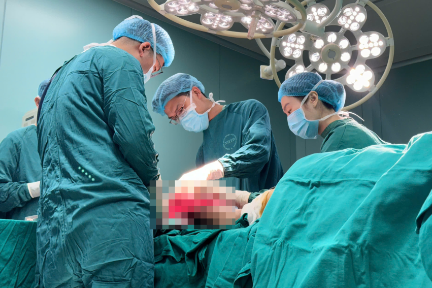 Vết mổ chỉ 1cm cứu mạng người đàn ông trẻ trong tình thế viêm ruột thừa Ca đại phẫu suốt 6 giờ sửa chữa sai lầm trị bỏng của người đàn ông