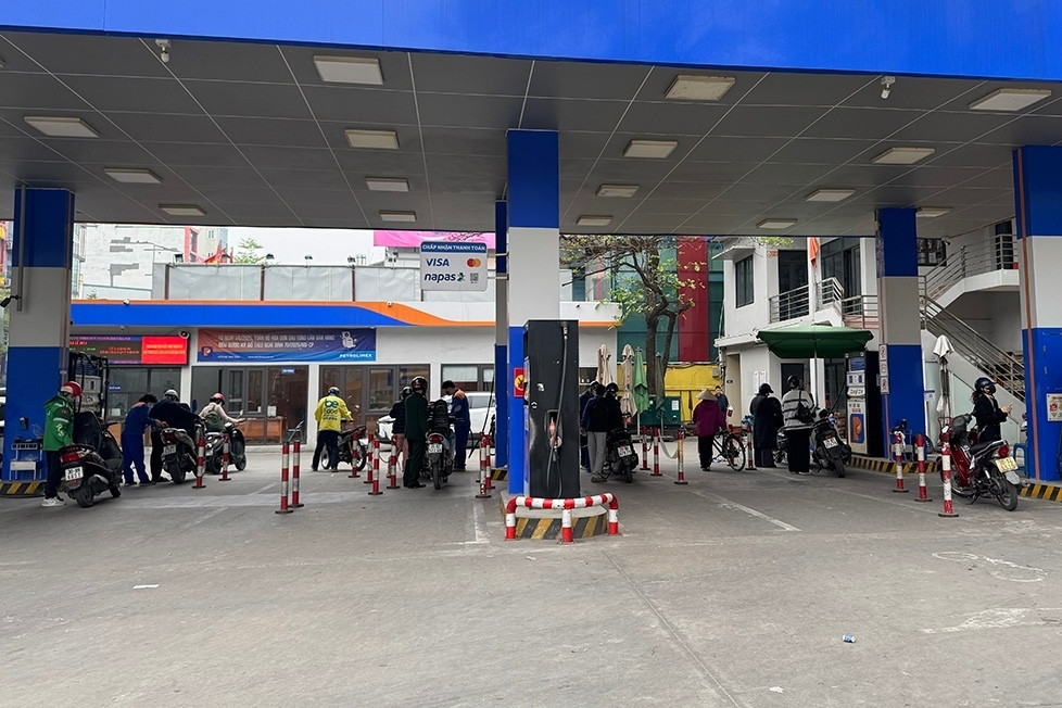 Cây xăng ở Hà Nội 'khác lạ' sau khi giá xăng dầu giảm mạnh