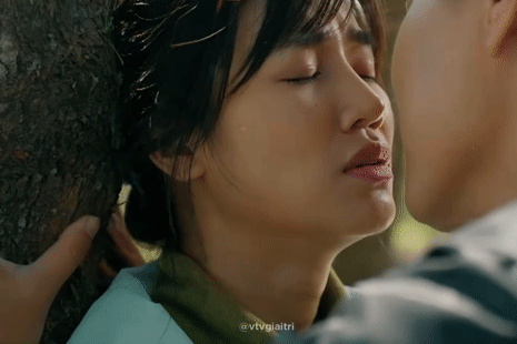 Chồng diễn viên Anh Đào 'cười ngất' khi xem nụ hôn 'khó thở' của vợ và Tô Dũng