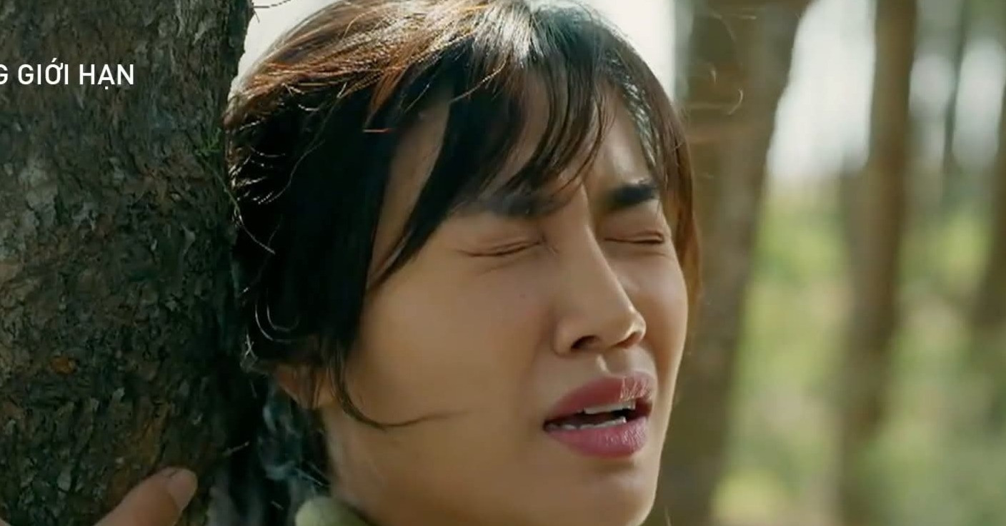 Chồng diễn viên Anh Đào 'cười ngất' khi xem nụ hôn 'khó thở' của vợ và Tô Dũng