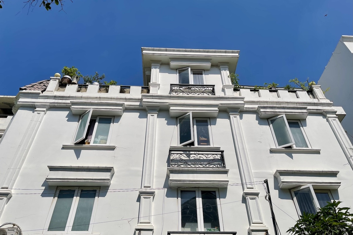 Chủ nhà ngang nhiên mở nhiều cửa sổ nhìn sang nhà hàng xóm