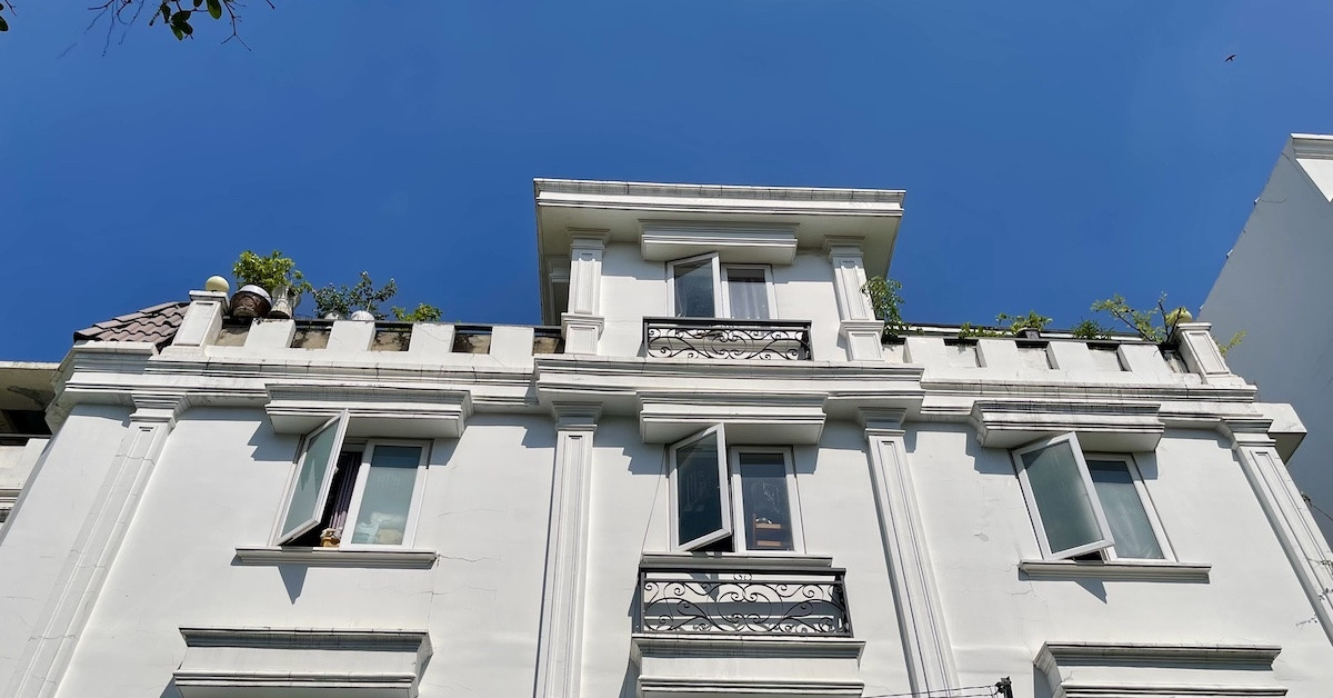 Chủ nhà ngang nhiên mở nhiều cửa sổ nhìn sang nhà hàng xóm