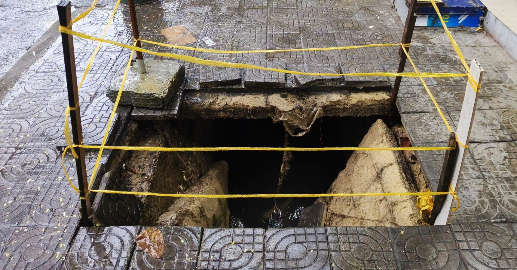 Clip vỉa hè bất ngờ sụp trước cửa hàng, người đàn ông thoát nạn trong gang tấc