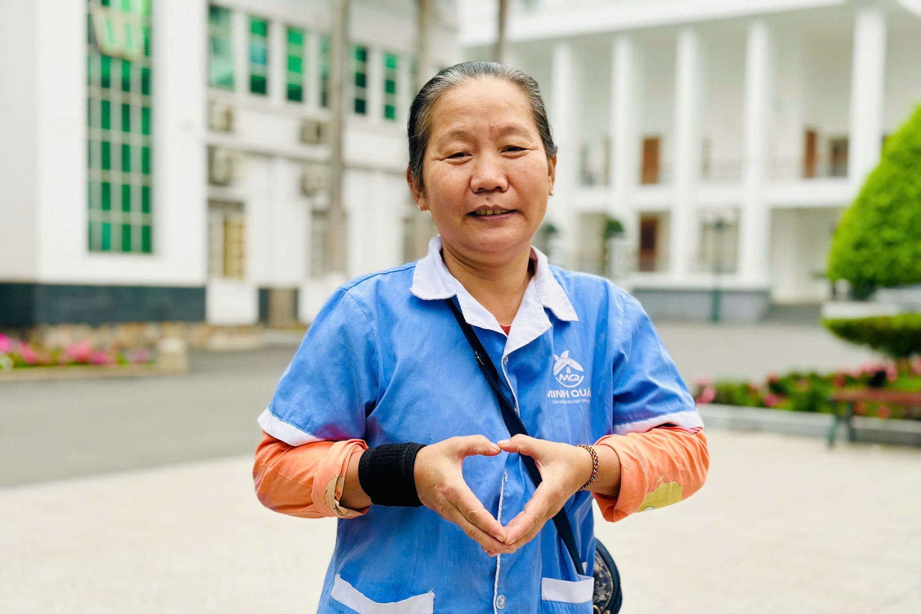 Cô lao công biết nhiều thứ tiếng ở Đại học Hà Nội, sửa phát âm cho cả sinh viên