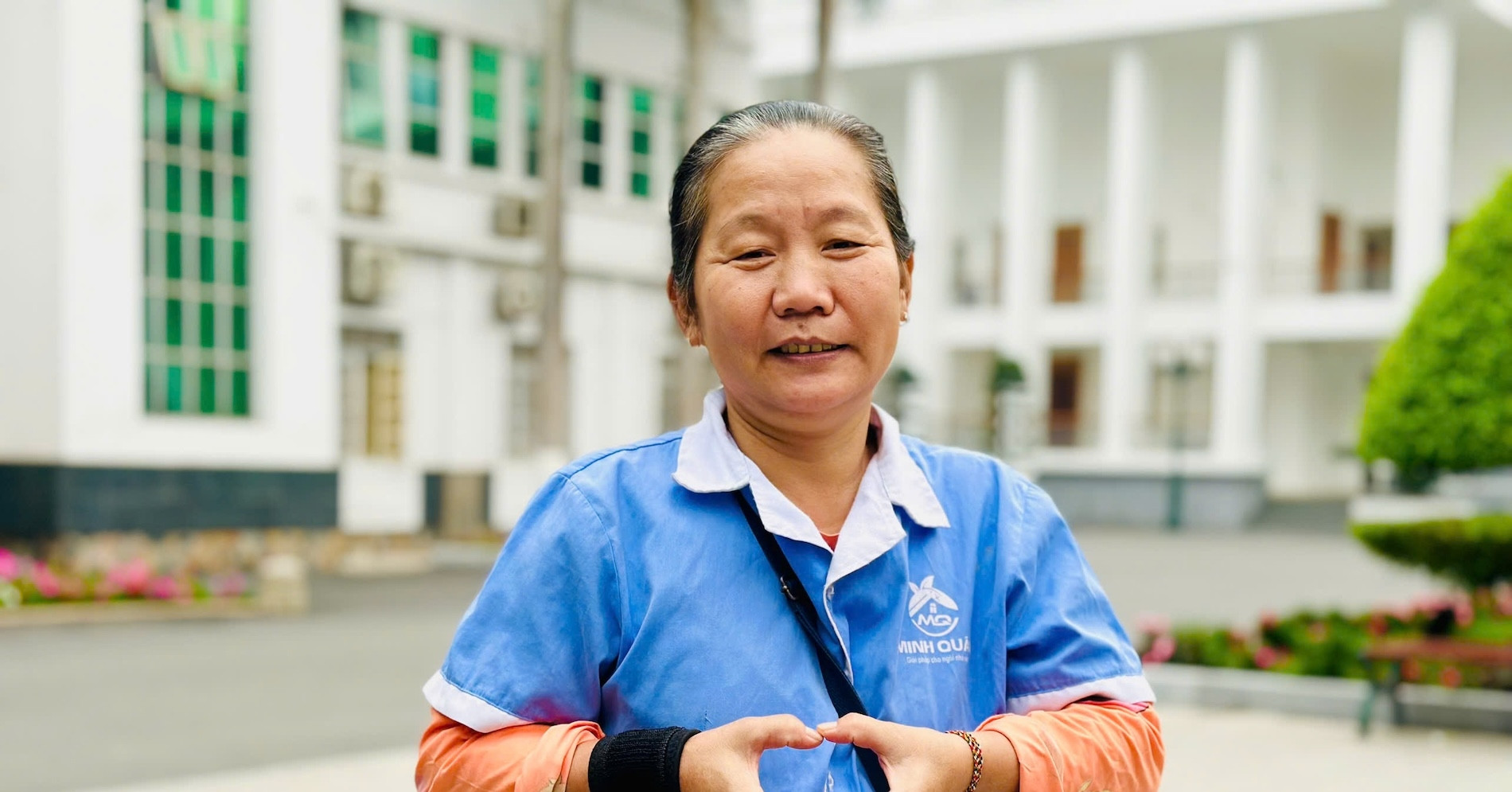 Cô lao công biết nhiều thứ tiếng ở Đại học Hà Nội, sửa phát âm cho cả sinh viên