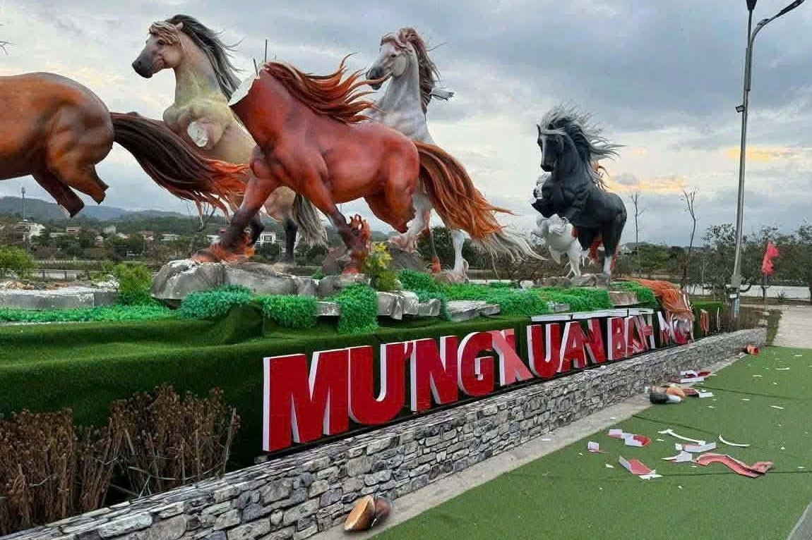 Cụm linh vật 'Mã đáo thành công' ở Quảng Trị bị kẻ xấu chặt phá